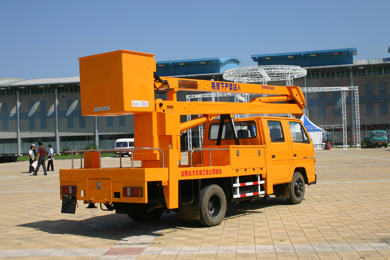 高空作業(yè)車(chē)